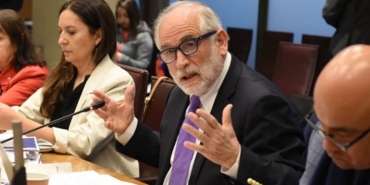 Ministro Montes apunta a Gobierno de Piñera por polémica de Fundaciones