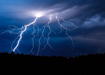 Emiten alerta por posibles tornados y trombas marinas en cinco regiones