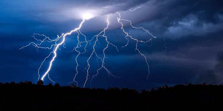 Emiten alerta por posibles tornados y trombas marinas en cinco regiones