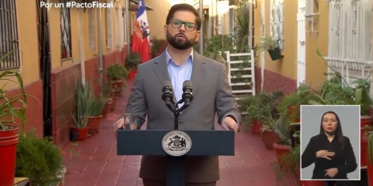 Revisa la propuesta de pacto fiscal presentada por el Presidente Boric