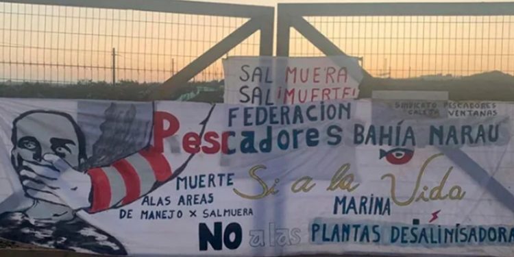 Carabineros desaloja a pescadores que bloqueaban ingreso a desaladora