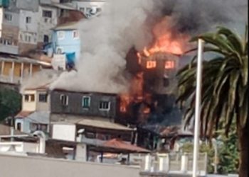 Reportan incendio que afecta a varias casas en Valparaíso