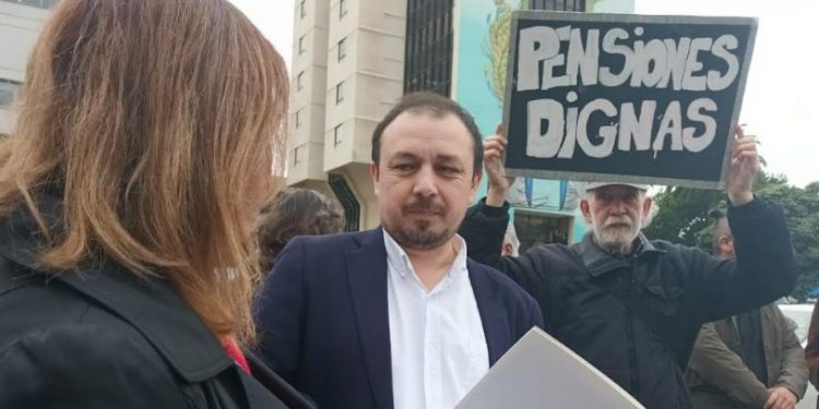 Dirigentes y diputado Cuello entregan carta en apoyo a reforma de pensiones