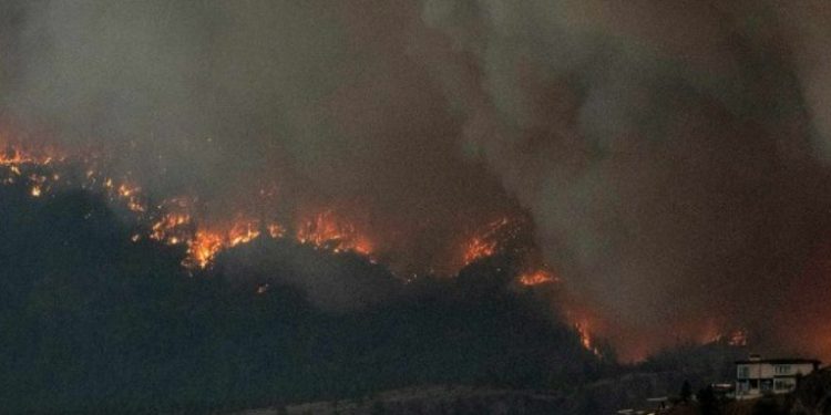 Canadá: Incendios sin control obligan a evacuar una ciudad