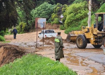Deslizamiento de duna en Avenida Borgoño obliga al cierre de ruta