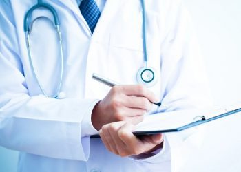 Presentan oficio para que se investigue a un presunto falso médico