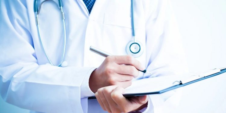 Presentan oficio para que se investigue a un presunto falso médico