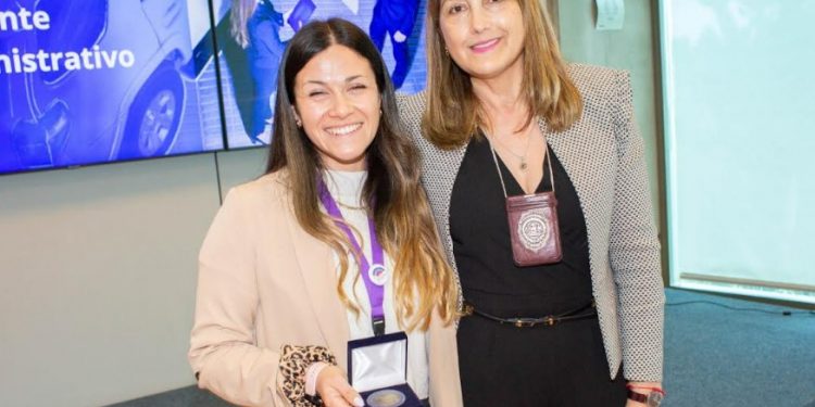 Deportista paralímpica realiza charla motivacional en PDI Valparaíso