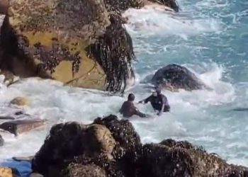 Sujeto se lanzó al mar en Reñaca para evitar ser detenido: Lo capturaron igual