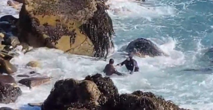 Sujeto se lanzó al mar en Reñaca para evitar ser detenido: Lo capturaron igual