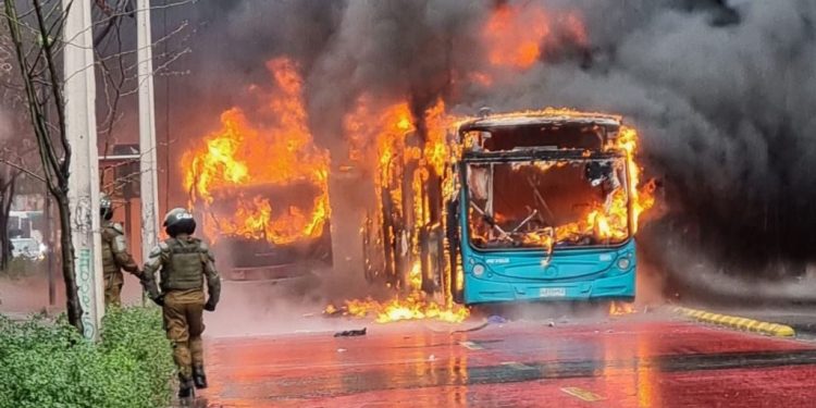 Entre en vigencia ley que castiga a quien dañe el transporte público