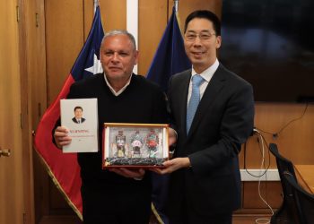 Gobernador Regional Rodrigo Mundaca se reúne con embajador de China