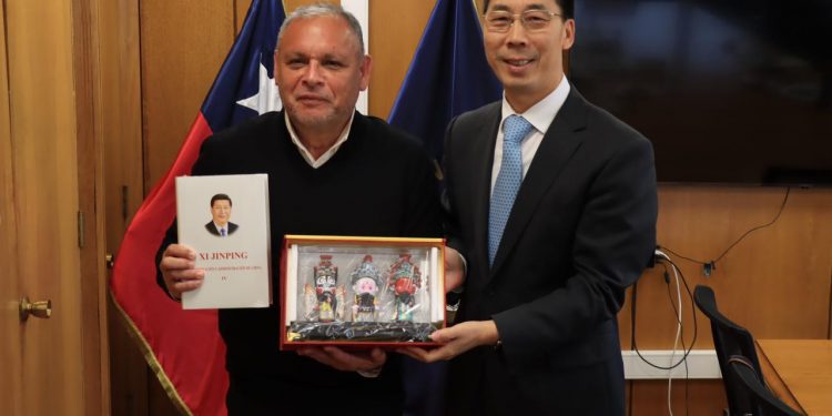 Gobernador Regional Rodrigo Mundaca se reúne con embajador de China