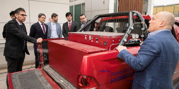 USM presentó camioneta eléctrica impulsada con hidrogeno verde