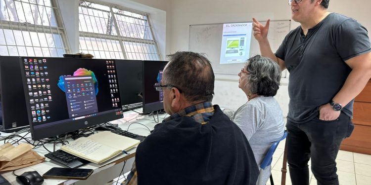 Limache: Realizan cursos de alfabetización digital para adultos mayores