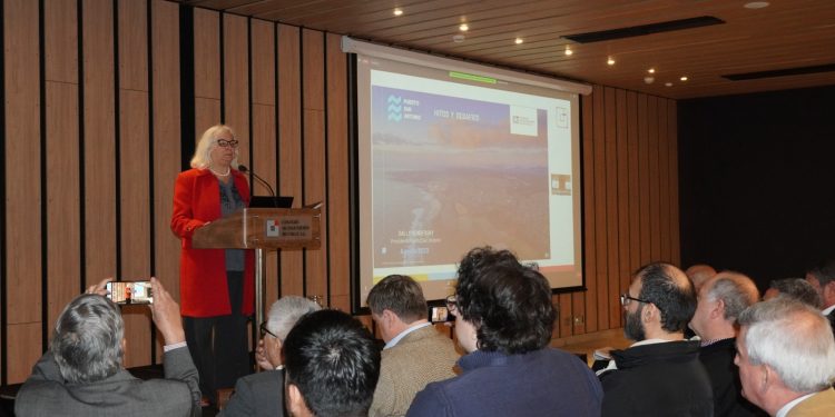Puerto Exterior fue uno de los temas centrales de seminario del Colegio de Ingenieros de Chile
