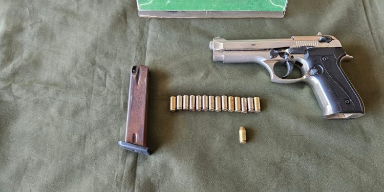 Detienen a dos sujetos armados en Valparaíso