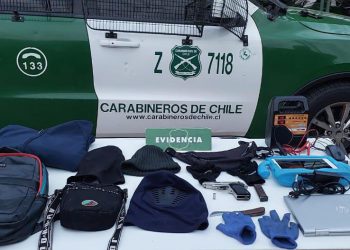 Carabineros detiene a cuatro sujetos por robo de auto en servicentro