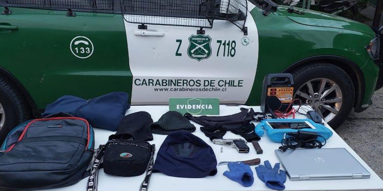 Carabineros detiene a cuatro sujetos por robo de auto en servicentro
