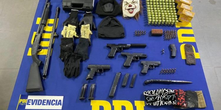 Detienen a adolescente de 15 años con arsenal de armas en Lampa