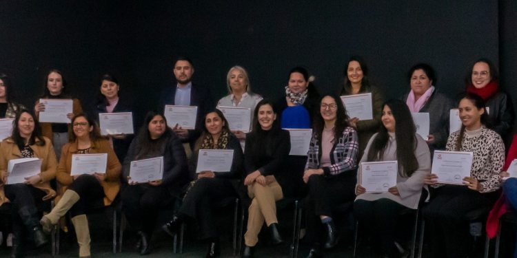 Viña del Mar: Certifican a 200 trabajadores de la educación pública