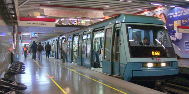 Guardia del Metro de Santiago es apuñalado por desconocidos
