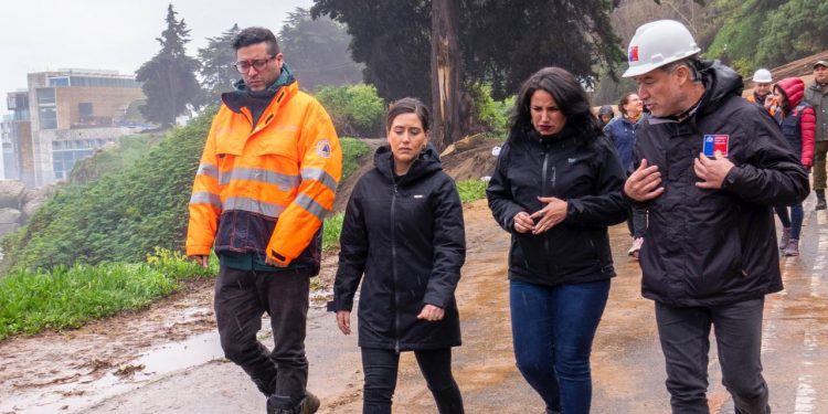Continúa monitoreo de deslizamiento de arena en sector de edificio evacuado