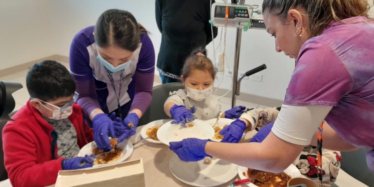 Talleres de cocina alegran la hospitalización de niños y niñas en el Hospital Dr. Gustavo Fricke SSVQ