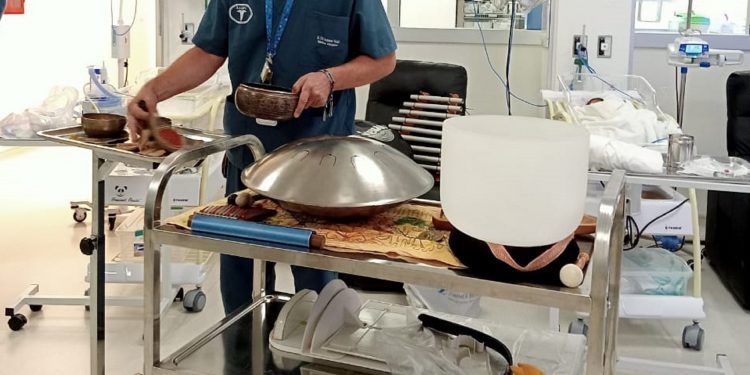 Bebés hospitalizados en Neonatología reciben sesiones de sonoterapia en Hospital Biprovincial Quillota Petorca