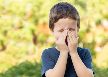 Experta entrega las claves para diferenciar una alergia primaveral de un resfrío en niños