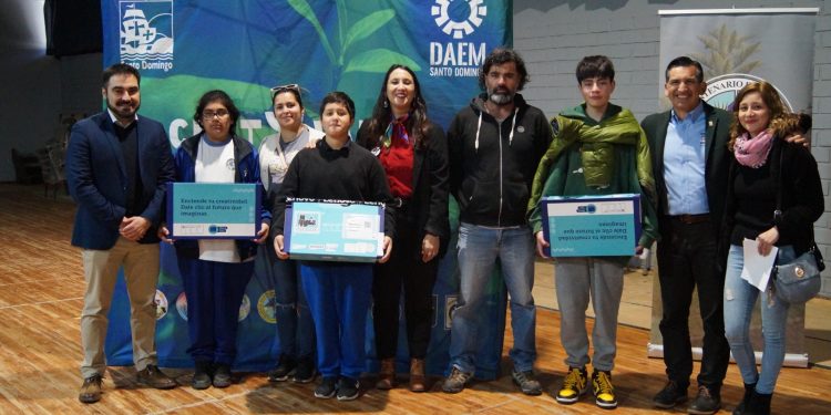 Más de 13 mil estudiantes de 7° básico serán beneficiados con computadores a través de la Beca TIC Junaeb