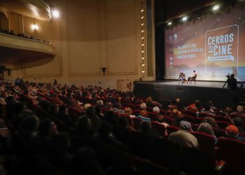 Valparaíso lanzó inédito proyecto “Cerros de Cine” con proyección de “La Memoria Infinita” en el Teatro Municipal