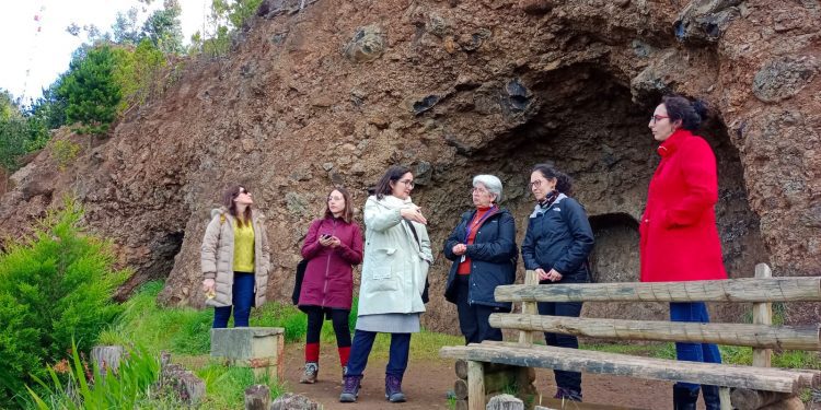Visita al Fuerte Santa Bárbara y encuentros con bibliotecas marcaron viaje de la Seremi de Culturas a Juan Fernández