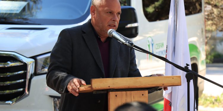 Gobernador Regional entrega vehículos de emergencia y mobiliario urbano en comuna de San Felipe