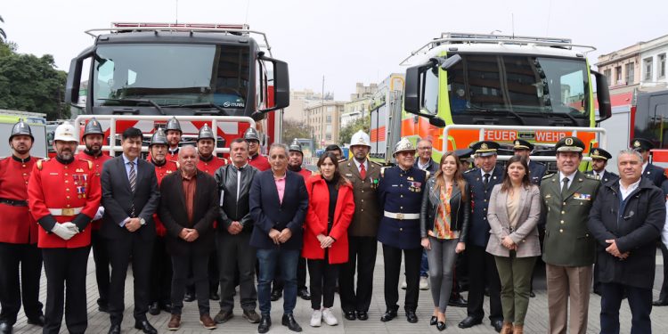 GORE de Valparaíso entrega recursos para la reposición de 67 carros bomba para cuerpos de Bomberos