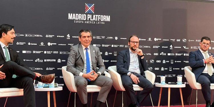 Gerente de EFE Trenes de Chile presenta proyectos ferroviarios sostenibles en Madrid Platform 2023