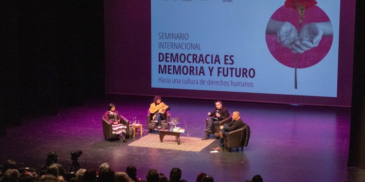 Reflexiones en torno a los DDHH, la democracia y el futuro marcaron seminario internacional