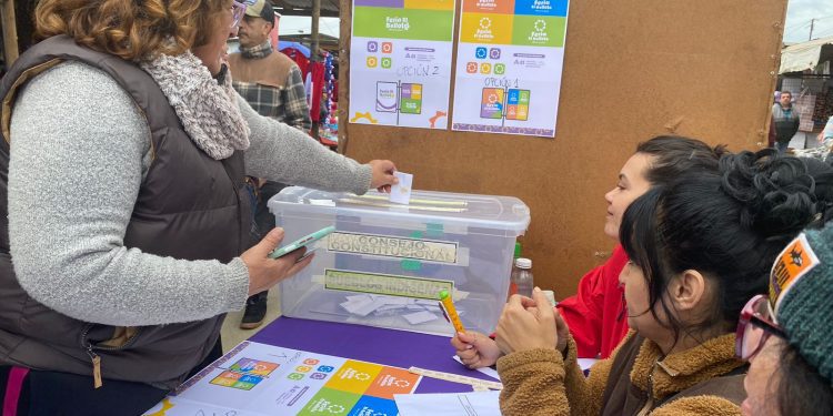 Servel y Municipio Abierto de Quilpué realizaron plebiscito en la Feria Municipal El Belloto para elegir nuevo logo