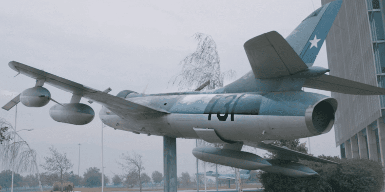 Uno de los aviones que bombardeó La Moneda en 1973 está hoy exhibido en un edificio de la Fuerza Aérea chilena