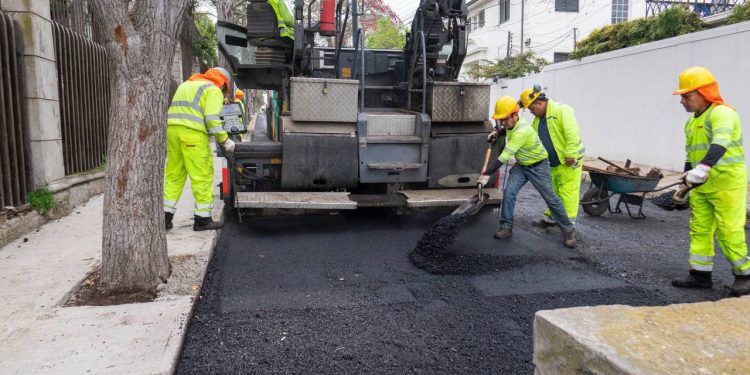 Obras de mejoramiento de calzada en calles del Cerro Castillo logran el 70% de avance