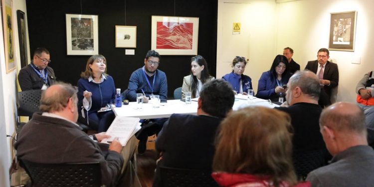 Alcaldesa Ripamonti se reúne con vecinos afectados por socavones en Cochoa