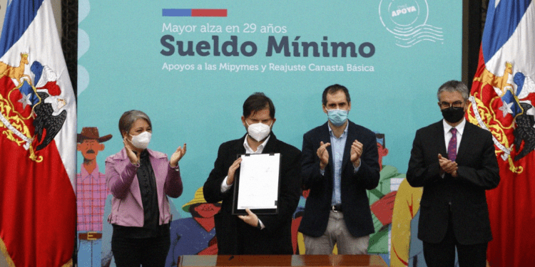 A partir de septiembre sueldo mínimo sube a $460 mil