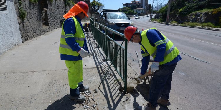 Municipio de Viña del Mar Repone Barreras y Barandas de Protección entre Salinas y Reñaca