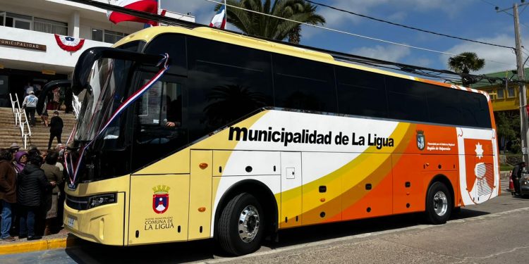 GORE entrega a municipio de La Ligua bus para transporte de personas mayores y con discapacidad