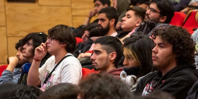 La academia se reunió para conmemorar el 75° aniversario del transistor en Duoc UC Valparaíso