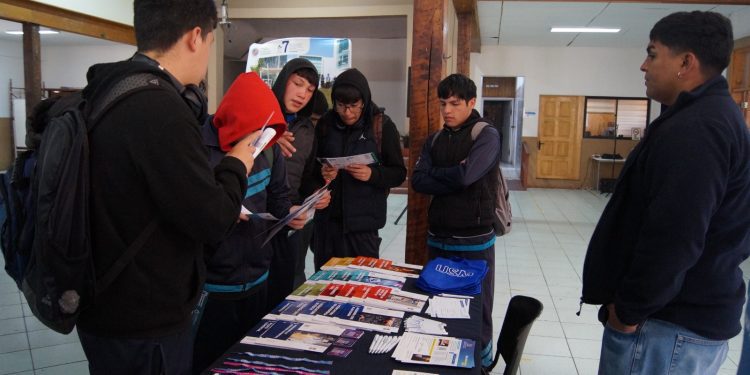 Estudiantes de Quintero y Puchuncaví participan en Feria de Orientación Académica para la Educación Superior