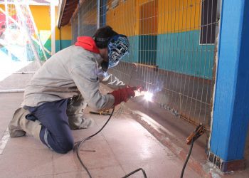 Estudiantes del Liceo San Esteban desarrollan operativo social de soldadura en Camino Internacional