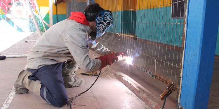 Estudiantes del Liceo San Esteban desarrollan operativo social de soldadura en Camino Internacional