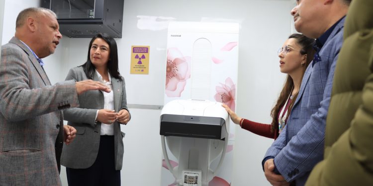 GORE inaugura anhelado mamógrafo móvil y clínica veterinaria en Limache