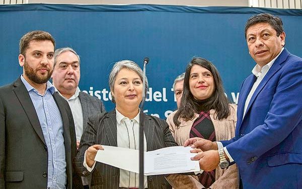 Ministra Jara recibe propuesta previsional de la bancada PPD e independientes